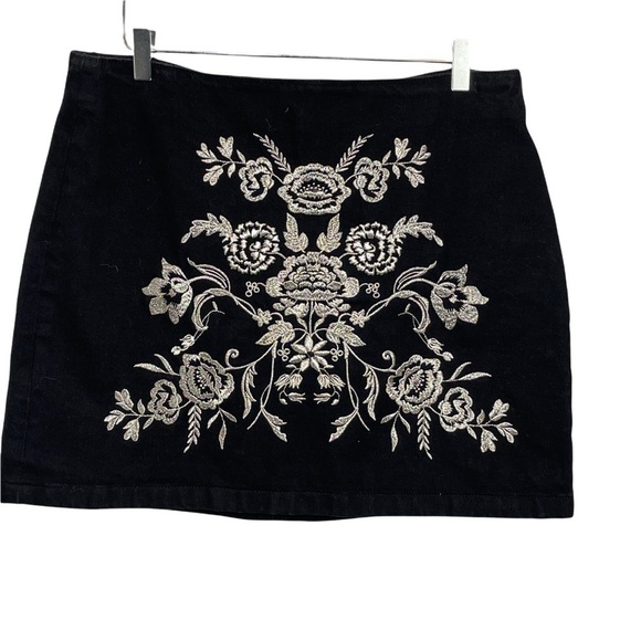 TopShop Moto Black Denim Mini Skirt Silver Floral Embroidery Back Zipper Size 12 - Picture 1 of 11